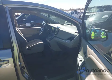 2015 Toyota Sienna Le 8 Passenger z USA, uszkodzony, nr VIN 5TDKK3DC6FS663698